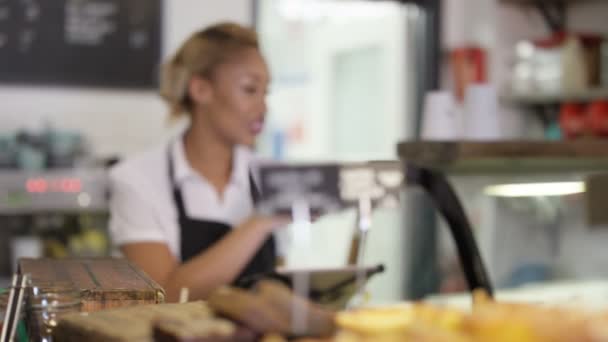 在城市咖啡店为顾客服务的快乐工作者 — 图库视频影像