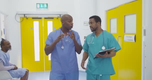 Neşeli Arkadaşları Modern Hastanede Binaya Yürürken Sohbet — Stok video