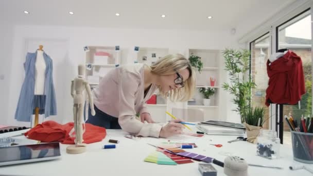 时装设计师工作在她的办公桌在创意工作室 — 图库视频影像