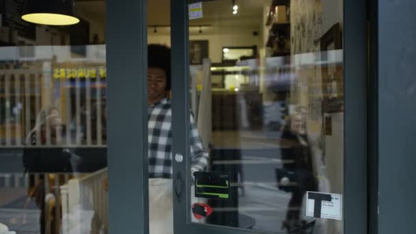 4K中国英语学习网快乐的咖啡店老板举牌 表示他是来做生意的 — 图库视频影像