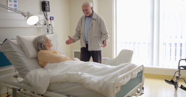 Alegre Casal Sênior Homem Visitando Sua Esposa Hospital — Vídeo de Stock
