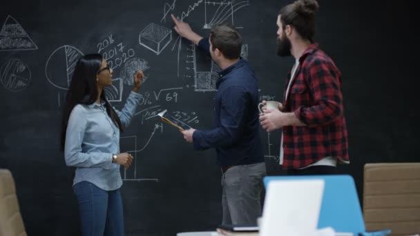 Jeune Équipe Professionnelle Dans Une Start Travaillant Ensemble — Video