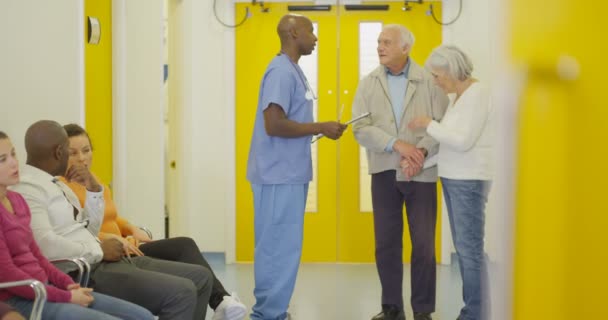 Senior Paar Ziekenhuis Troosten Elkaar Het Krijgen Van Slecht Nieuws — Stockvideo