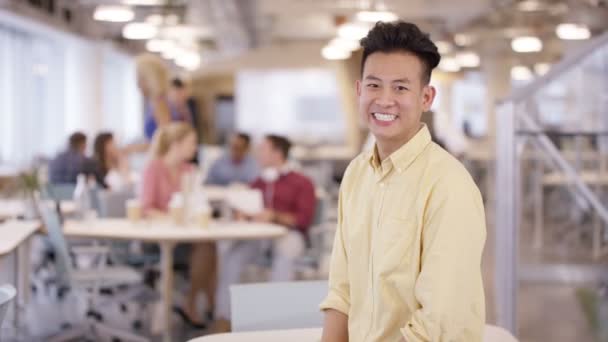 Retrato Homem Negócios Sorridente Escritório Com Funcionários Trabalhando Segundo Plano — Vídeo de Stock