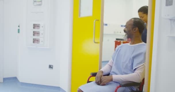 Дружелюбные Медицинские Работники Заботятся Пациентах Современной Больнице — стоковое видео