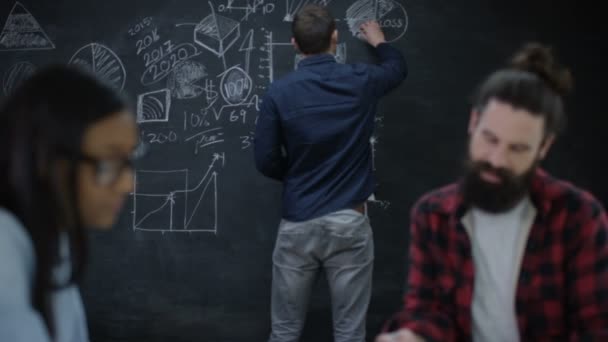 Jovem Grupo Profissional Trabalhando Juntos Brainstorming — Vídeo de Stock