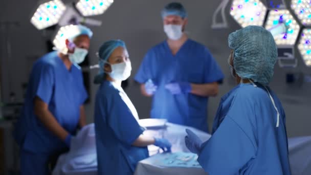 Portret Kobieta Chirurg Blok Operacyjny Kolegami Stojąc — Wideo stockowe