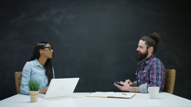 Hombre Mujer Trabajando Juntos Utilizando Tecnología Con Fondo Pizarra — Vídeos de Stock