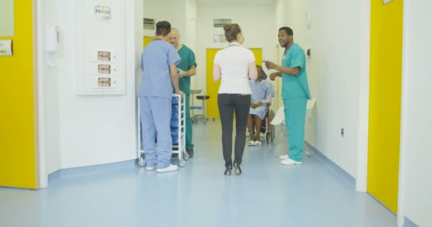Personnel Les Patients Marchant Travers Zone Occupée Bâtiment Dans Hôpital — Video