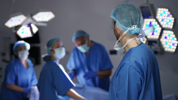在手术室与同事站在一起的男性外科医生肖像 — 图库视频影像