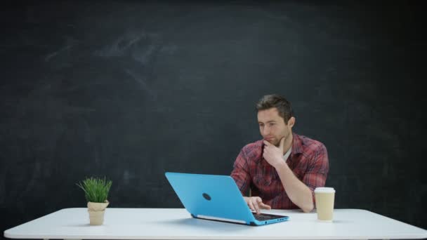 Man Die Laptop Werkt Zoek Naar Inspiratie Tegen Schoolbord Achtergrond — Stockvideo