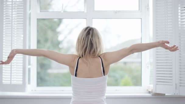 Uyanma Pencere Önünde Sabah Uzanan Kadın — Stok video