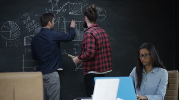 Jonge Professioneel Team Startbedrijf Discussiëren Ondernemingsplan — Stockvideo