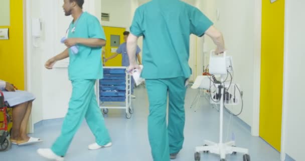 Mitarbeiter Und Patienten Gehen Durch Den Belebten Bereich Des Gebäudes — Stockvideo