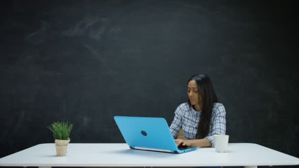 Vrouw Die Laptop Werkt Kijken Naar Schoolbord Achter Voor Inspiratie — Stockvideo