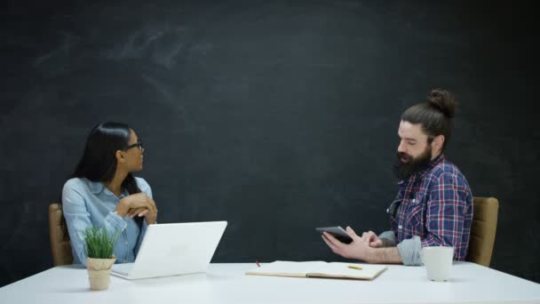 男と女一緒に仕事と技術を用いた黒板背景 — ストック動画