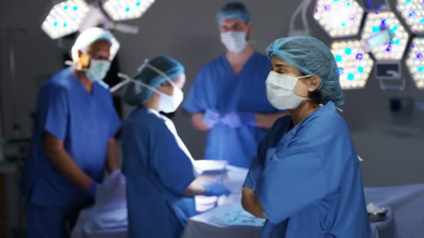 Retrato Cirurgiã Feminina Sala Operações Com Colegas Atrás — Vídeo de Stock