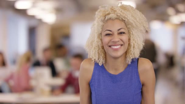 Portret Van Glimlachende Zakenvrouw Kantoor Met Personeel Achtergrond — Stockvideo