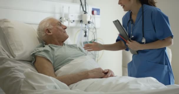 Caring Medical Worker Hospital Talking Elderly Man His Bedside — Stock Video