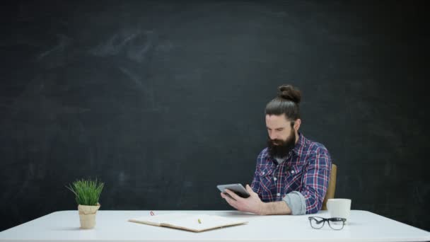 Hipster Hombre Trabajando Tableta Mirando Pizarra Detrás Inspiración — Vídeos de Stock