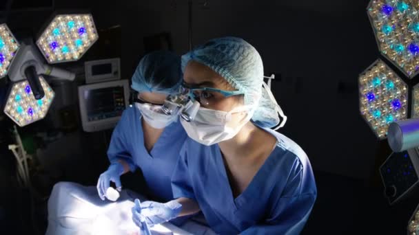 Вид Высоким Углом Команды Хирургов Оперирующих Пациента Кинотеатре — стоковое видео
