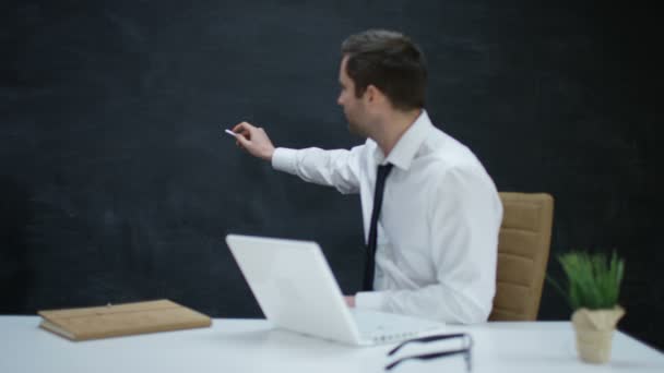 Empresário Com Laptop Movendo Mão Como Estivesse Escrevendo Desenhando Chalkboard — Vídeo de Stock