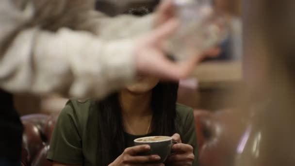 Азиатская Девушка Отдыхала Пила Друзьями Городском Кафе — стоковое видео