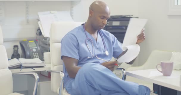 Vrolijke Collega Medische Industrie Chatten Tijdens Pauze Tijd Office — Stockvideo