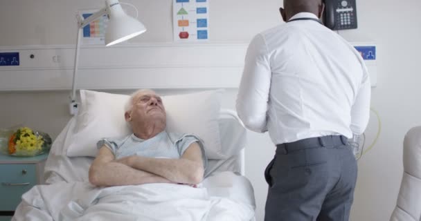 Дружелюбный Доктор Разговаривает Пожилым Пациентом Кровати — стоковое видео