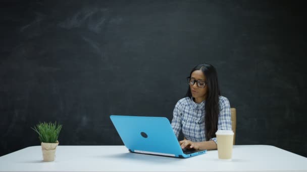 Vrouw Die Laptop Werkt Zoek Naar Inspiratie Met Schoolbord Achtergrond — Stockvideo