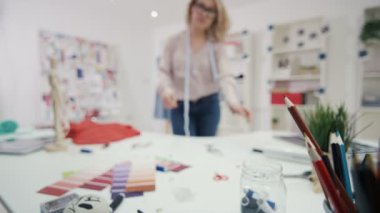 4 k moda tasarımcısı yaratıcı stüdyo masasında çalışan