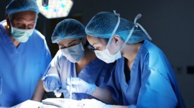 4k cerrahlar bir hastanın operasyonu tiyatro işletim ekibi.