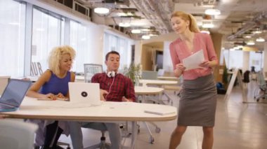 4 k beyaz iş kadını meslektaşları modern yaratıcı Office belgeleri teslim