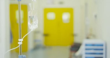 4 k iç görünüm boş oda ön planda tuzlu damla odaklı hastanede 