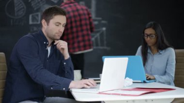 4 k genç profesyonel ekip birlikte çalışma başlangıç şirket içinde