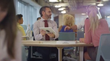 4 k rahat iş takım tartışırken fikirleri office toplantıda