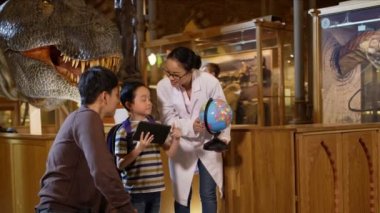 4k bilgisayar tablet olan küçük çocuk yetiştirmek Müzesi'nde bilim adamı.