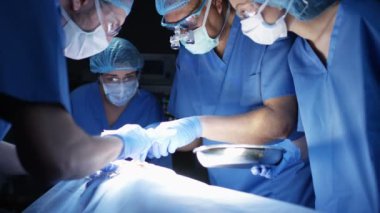 4k cerrahlar bir hastanın operasyonu tiyatro işletim ekibi.