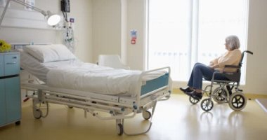 4 k üst düzey Bayan tıbbi işçi tarafından destek veren hastane odasında