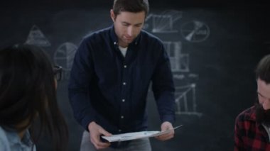 4k grup genç profesyonel birlikte çalışan ve beyin fırtınası
