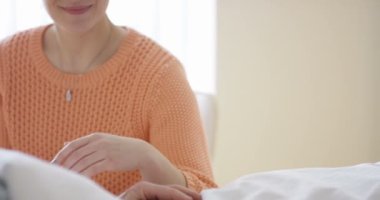 sohbet ve onun elini tutarak onun kızı tarafından 4 k yaşlı adam hastanede ziyaret