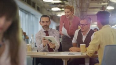 4 k rahat iş takım tartışırken fikirleri office toplantıda