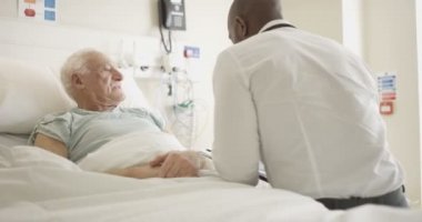 4 k dostu Doktor onun başucu yaşlı hastaya rahatlatıcı