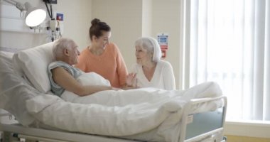 4 k karısı ve kızı hastane, tıbbi işçi konuşmak için geldiğini üst düzey adam ziyaret