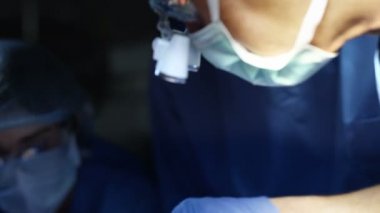 4k cerrahlar bir hastanın operasyonu tiyatro işletim ekibi.