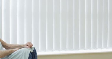 4 k bakım tıbbi işçi konuşan kelime tekerlekli sandalye yaşlı adam için konforu