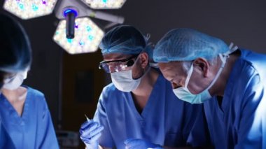 4k ameliyathane, Doktor hastaya enjeksiyon vererek cerrahlarından ekibi 