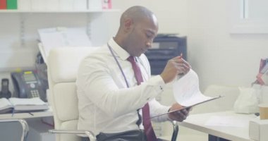 4k doktor hasta tıbbi kayıtlara notlar yazma ofiste tek başına oturmak