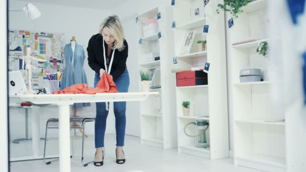 Dressmaker Lavoro Nel Suo Studio Creando Nuovi Design — Video Stock