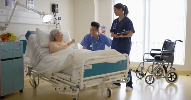 Cuidar Trabalhadores Médicos Hospital Conversando Com Senhora Idosa Lado Cama — Vídeo de Stock